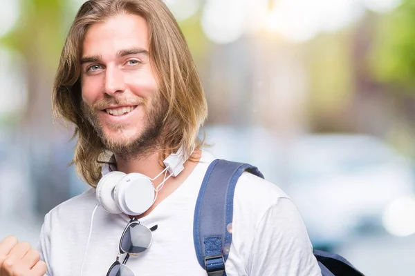 Joven Hombre Turista Guapo Con Pelo Largo Con Mochila Sobre —  Fotos de Stock