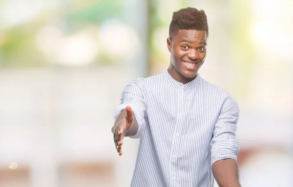 Jovem Afro Americano Sobre Fundo Isolado Olhando Para Câmera Sorrindo — Fotografia de Stock