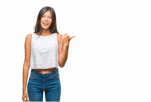 Молодая Азиатка Изолированном Фоне Указывает Пальцем Камеру Счастливым Смешным Лицом — стоковое фото