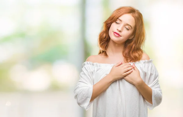 Joven Mujer Hermosa Sobre Fondo Aislado Sonriendo Con Las Manos — Foto de Stock