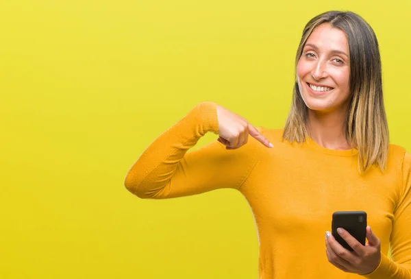 Jovem Bela Mulher Enviando Mensagem Usando Smartphone Sobre Fundo Isolado — Fotografia de Stock