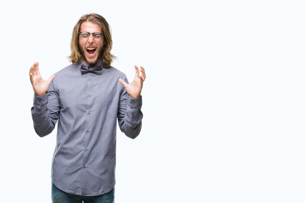 Junger Gutaussehender Mann Mit Langen Haaren Fliege Über Isoliertem Hintergrund — Stockfoto