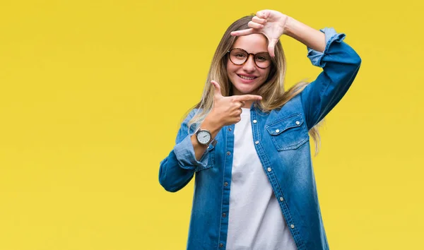 Joven Hermosa Mujer Rubia Con Gafas Sobre Fondo Aislado Sonriendo —  Fotos de Stock