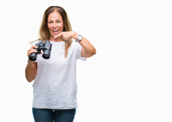 Hispanische Frau Mittleren Alters Blickt Durch Ferngläser Über Isolierten Hintergrund — Stockfoto