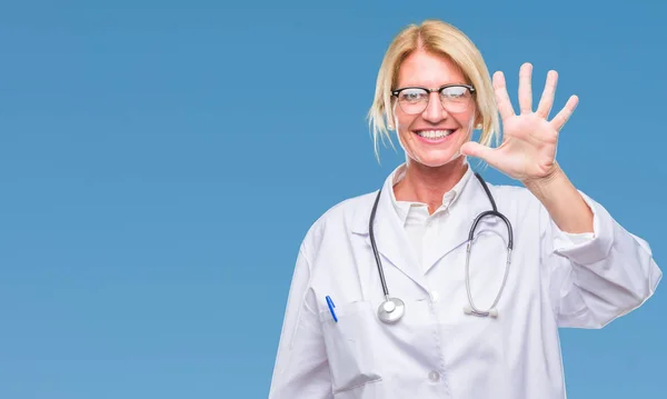 Edad Media Rubia Médico Mujer Sobre Aislado Fondo Mostrando Apuntando — Foto de Stock