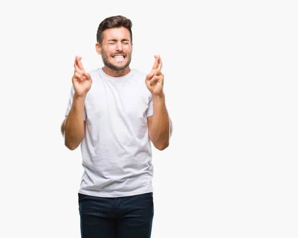 Joven Hombre Guapo Sobre Fondo Aislado Sonriendo Cruzando Los Dedos — Foto de Stock