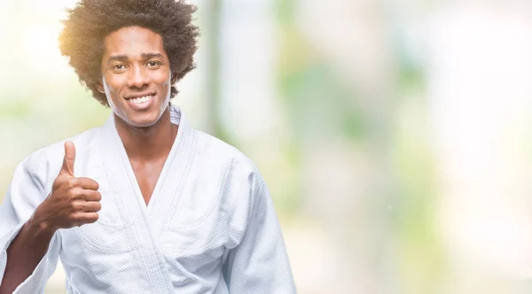 Afro Amerikansk Man Bär Karate Kimono Över Isolerade Bakgrund Gör — Stockfoto