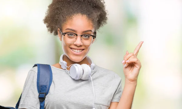 Mladý Afro Americký Student Žena Nosí Sluchátka Batoh Izolované Pozadí — Stock fotografie