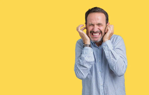 ハンサムな中年騒々しい音楽のノイズの腹式指で耳を覆う孤立の背景の上のエレガントな年配の男性 聴覚障害者の概念 — ストック写真