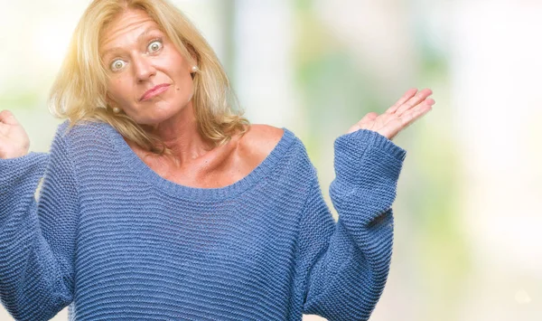 Blonde Frau Mittleren Alters Winterpullover Über Isoliertem Hintergrund Ratlos Und — Stockfoto