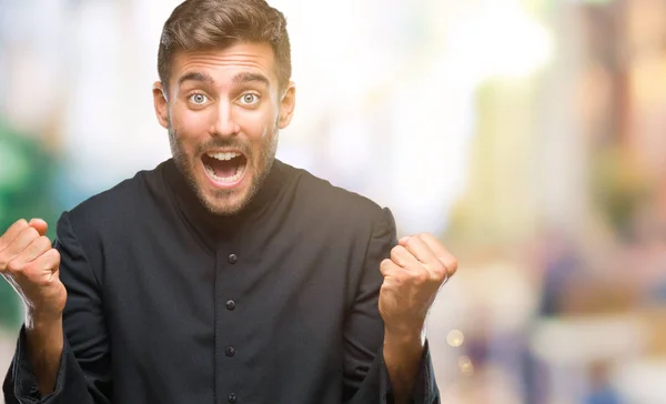 Jovem Padre Católico Cristão Sobre Fundo Isolado Celebrando Surpreso Surpreso — Fotografia de Stock