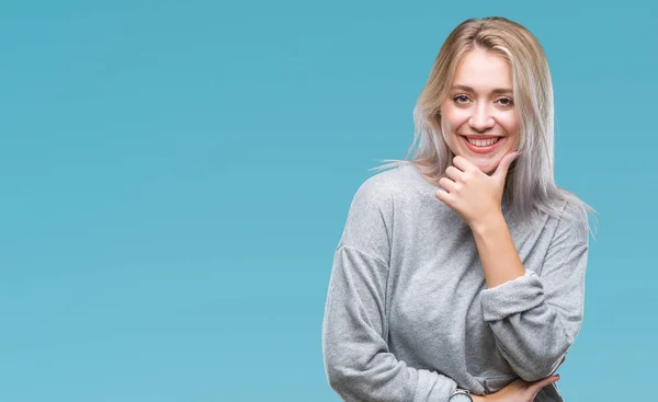 Giovane Donna Bionda Sfondo Isolato Guardando Fiduciosa Fotocamera Con Sorriso — Foto Stock