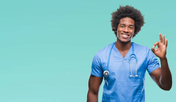 Afro Américain Chirurgien Médecin Homme Sur Fond Isolé Souriant Positif — Photo