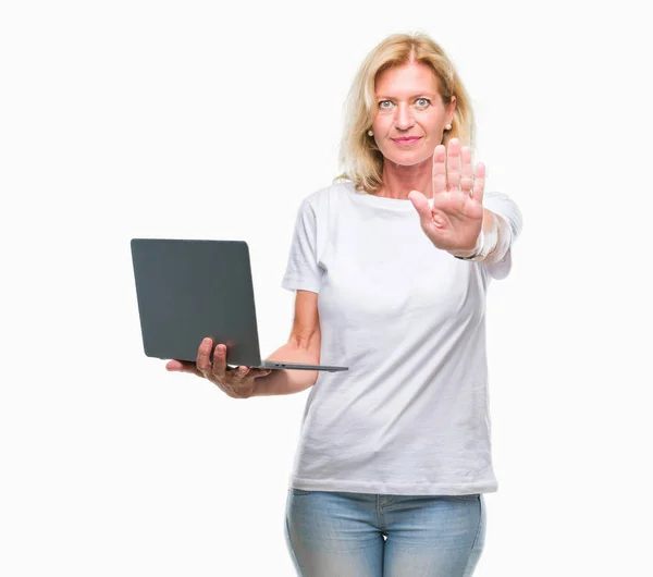 Średnim Wieku Kobieta Blonde Przy Użyciu Komputera Przenośnego Białym Tle — Zdjęcie stockowe