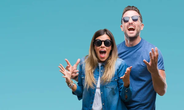 Pareja Joven Enamorada Usando Gafas Sol Sobre Fondo Aislado Celebrando —  Fotos de Stock