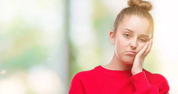 Unga Blonda Kvinnan Bär Bulle Och Röd Tröja Tänkande Ser — Stockfoto