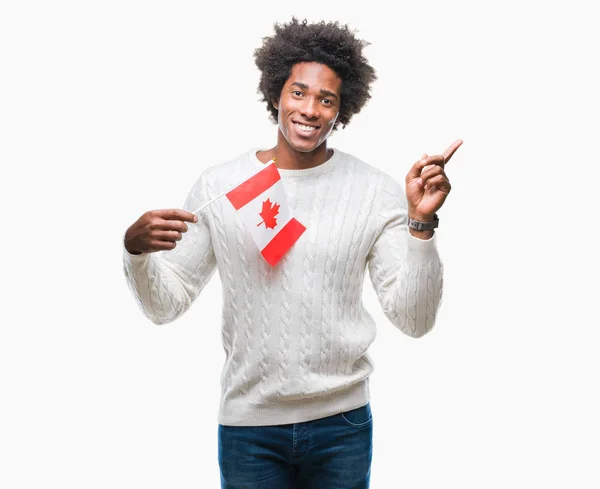 Afroamerikanischer Mann Flagge Kanadas Über Isoliertem Hintergrund Sehr Glücklich Mit — Stockfoto