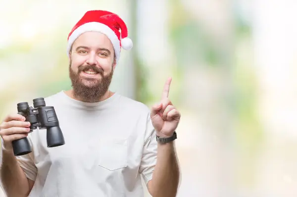 Mladý Bělošský Bokovky Muž Nosí Vánoční Čepice Hledět Ačkoliv Dalekohled — Stock fotografie