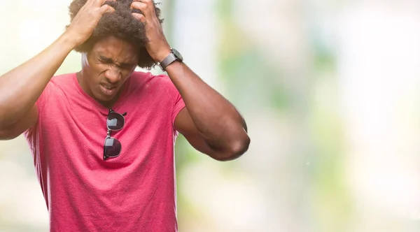 Homem Afro Americano Sobre Fundo Isolado Sofrendo Dor Cabeça Desesperada — Fotografia de Stock