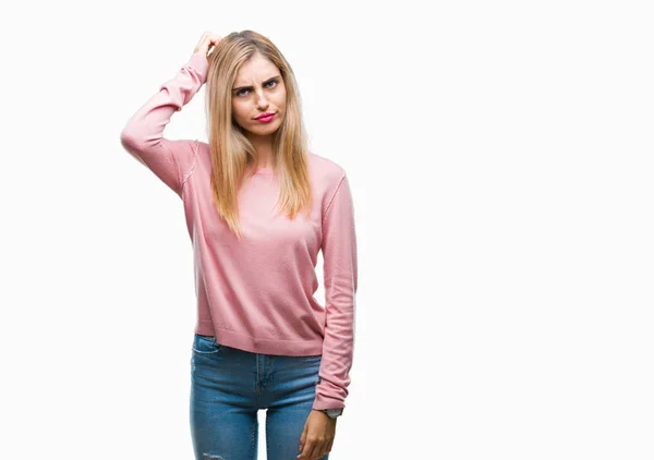분홍색 스웨터를 금발의 질문에 궁금해 손으로 머리에 잠겨있는 — 스톡 사진