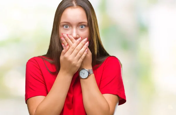 Joven Hermosa Mujer Caucásica Sobre Fondo Aislado Impactado Cubriendo Boca —  Fotos de Stock