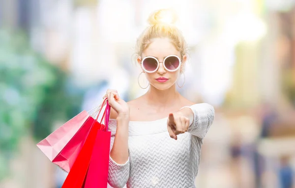 Junge Schöne Blonde Frau Mit Einkaufstaschen Über Isoliertem Hintergrund Die — Stockfoto