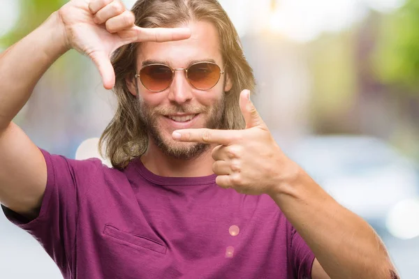 Homem Bonito Jovem Com Cabelos Longos Usando Óculos Sol Sobre — Fotografia de Stock