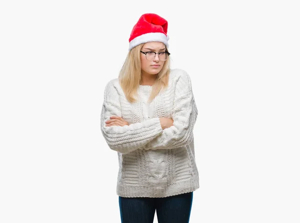 年轻的白种女人戴着圣诞节帽子在孤立的背景怀疑和紧张 反对表情在脸上交叉的胳膊 消极的人 — 图库照片