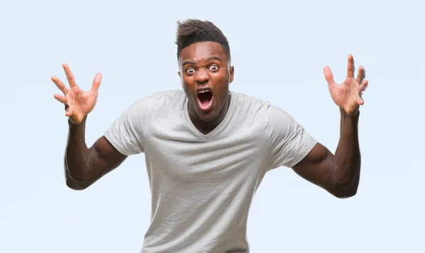 Unga Afroamerikanska Mannen Över Isolerade Bakgrund Firar Crazy Och Förvånad — Stockfoto