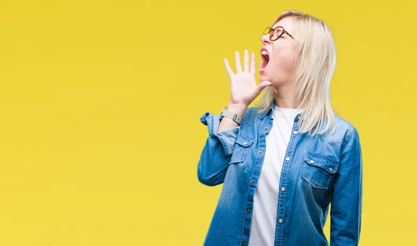 Joven Hermosa Mujer Rubia Con Gafas Sobre Fondo Aislado Gritando —  Fotos de Stock