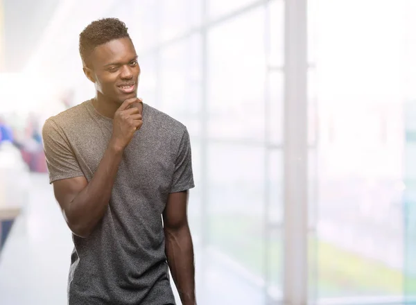 Jonge Afro Amerikaanse Man Met Grijs Shirt Zoek Vertrouwen Camera — Stockfoto