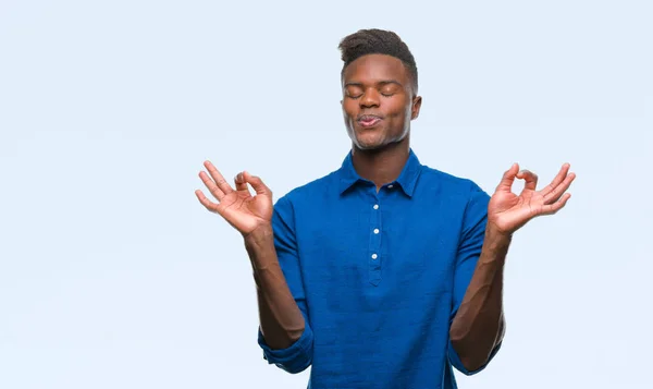 Unga Afroamerikanska Mannen Över Isolerade Bakgrund Slappna Och Ler Med — Stockfoto