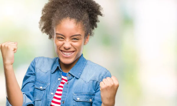 Mujer Afroamericana Joven Sobre Fondo Aislado Muy Feliz Emocionado Haciendo — Foto de Stock