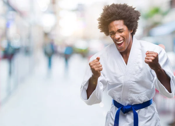 Üzerinde Karate Kimono Giyen Afro Amerikalı Adam Arka Plan Çok — Stok fotoğraf