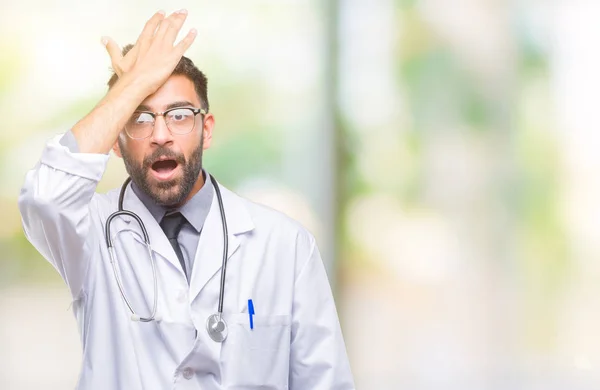 Homem Médico Hispânico Adulto Sobre Fundo Isolado Surpreendido Com Mão — Fotografia de Stock