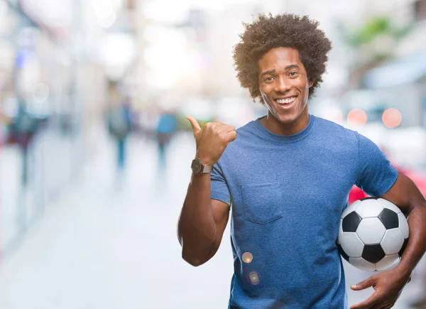 Афро Американський Чоловік Тримає Футбольний Над Ізольованих Фону Вказуючи Показуючи — стокове фото