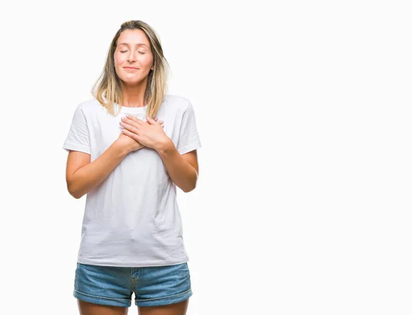 Joven Mujer Hermosa Sobre Fondo Aislado Sonriendo Con Las Manos — Foto de Stock