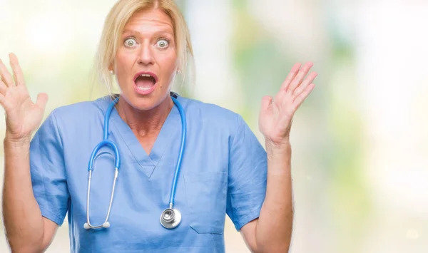 Blonde Krankenschwester Mittleren Alters Chirurgin Ärztin Mit Isoliertem Hintergrund Feiert — Stockfoto