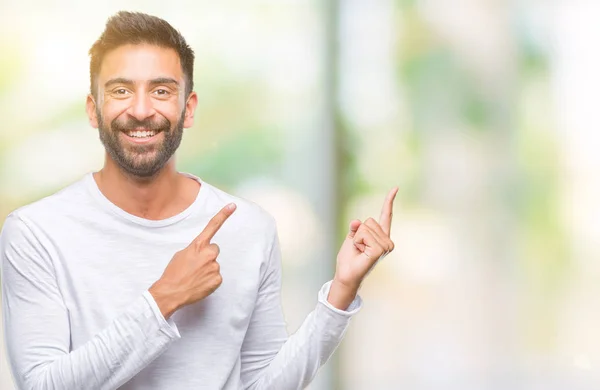 Homem Hispânico Adulto Sobre Fundo Isolado Sorrindo Olhando Para Câmera — Fotografia de Stock