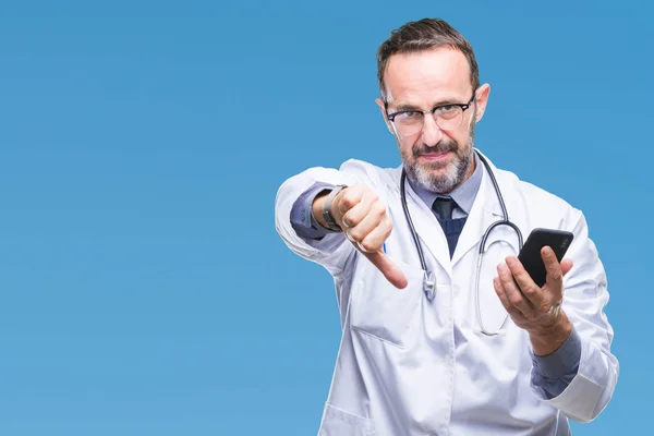 Medelåldern Senior Hoary Doktor Mannen Textning Med Smartphone Isolerade Bakgrund — Stockfoto