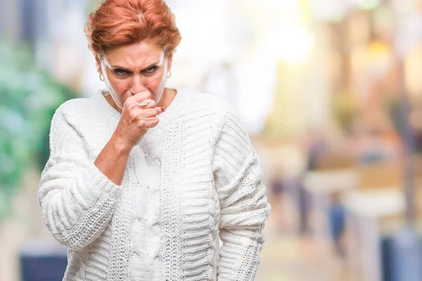 体調不良や風邪や気管支炎の症状として咳を感じて孤立の背景に冬のセーターを着て館シニアの白人赤毛の女性 ヘルスケアの概念 — ストック写真