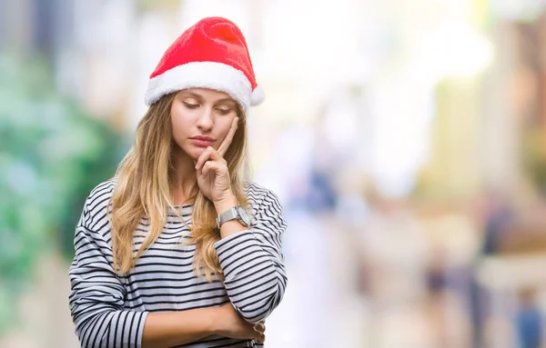 Junge Schöne Blonde Frau Trägt Weihnachtsmütze Über Isoliertem Hintergrund Denken — Stockfoto