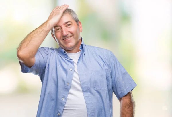 Hombre Mayor Guapo Sobre Fondo Aislado Sorprendido Con Mano Cabeza — Foto de Stock