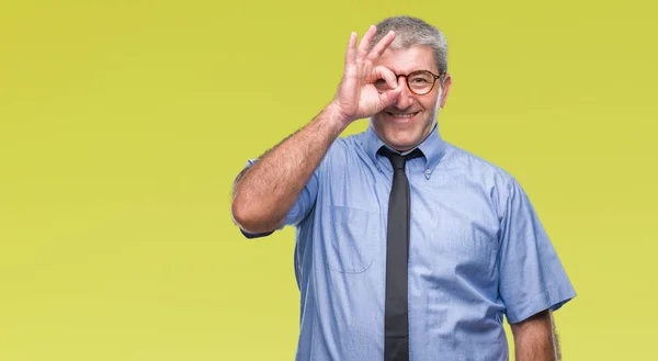 Guapo Hombre Negocios Senior Sobre Fondo Aislado Haciendo Buen Gesto — Foto de Stock