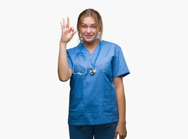 Joven Doctora Caucásica Vistiendo Uniforme Cirujano Sobre Fondo Aislado Sonriendo — Foto de Stock