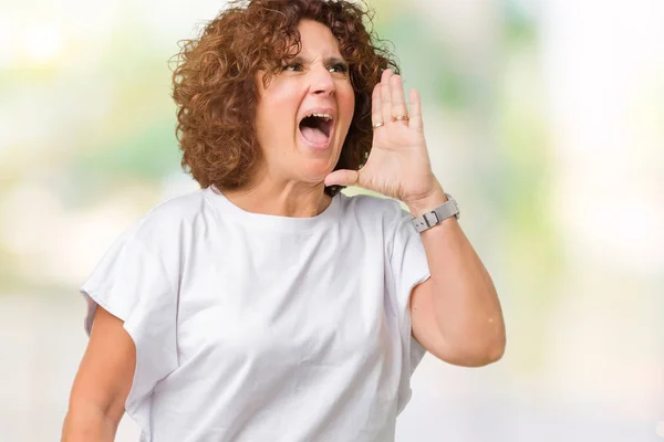 美しい中間エイガー年配の女性の叫び 口の中に手の側に大声で叫んで孤立の背景に白い シャツを着てします 通信の概念 — ストック写真