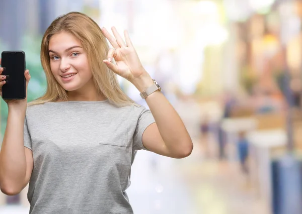 Jonge Kaukasische Vrouw Weergegeven Scherm Van Smartphone Geïsoleerde Achtergrond Doen — Stockfoto