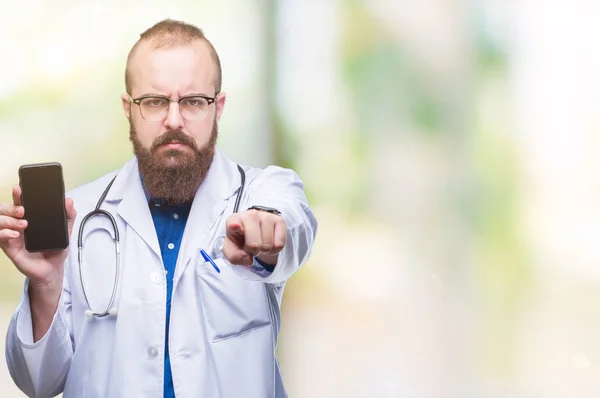 Joven Médico Mostrando Pantalla Del Teléfono Inteligente Sobre Fondo Aislado — Foto de Stock