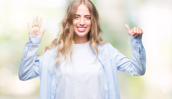 Schöne Junge Blonde Frau Über Isoliertem Hintergrund Zeigt Und Zeigt — Stockfoto