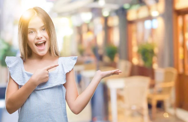 Mooi Meisje Geïsoleerde Achtergrond Verbaasd Lachend Naar Camera Tijdens Het — Stockfoto